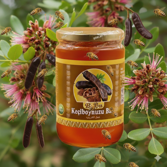 Bal kaşığından süzülen yoğun kıvamlı koyu renkli keçiboynuzu balı.